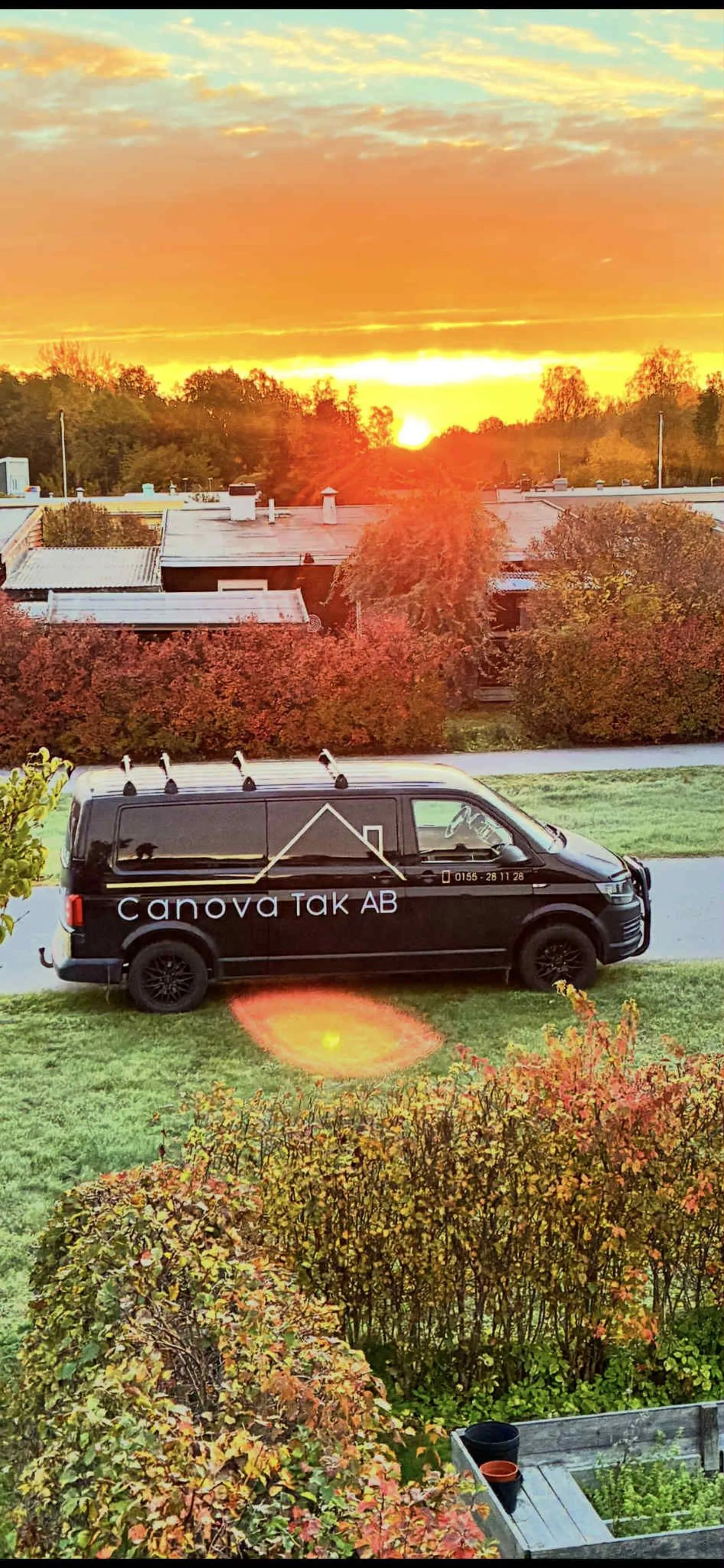 Canova Tak AB:s fordon vid byggarbetsplats